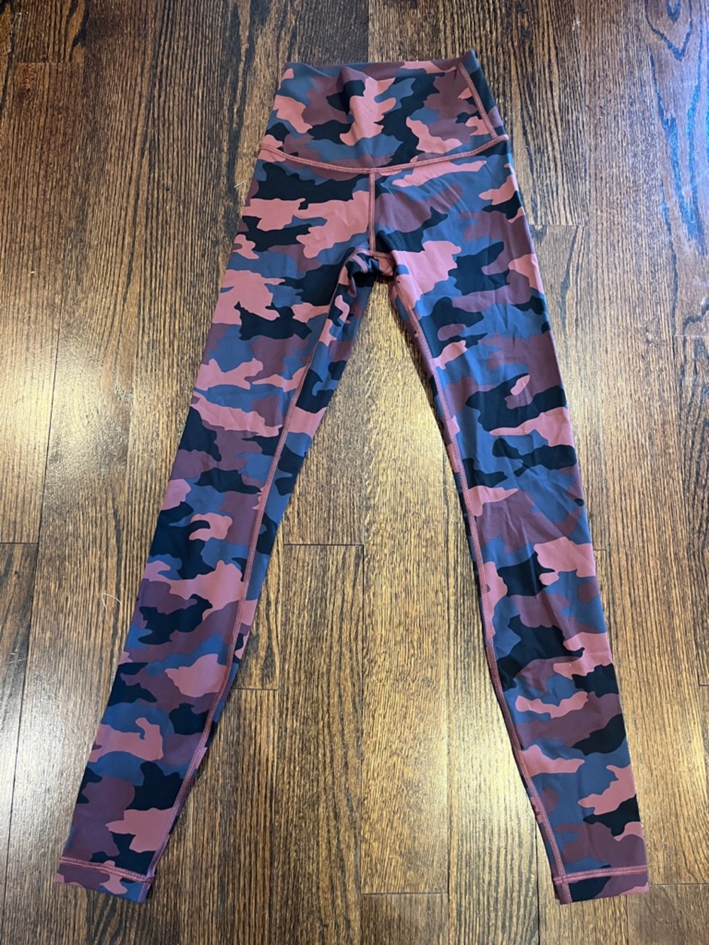 Lululemon Women’s Camo Leggings - Mauve & Black.  Size 2